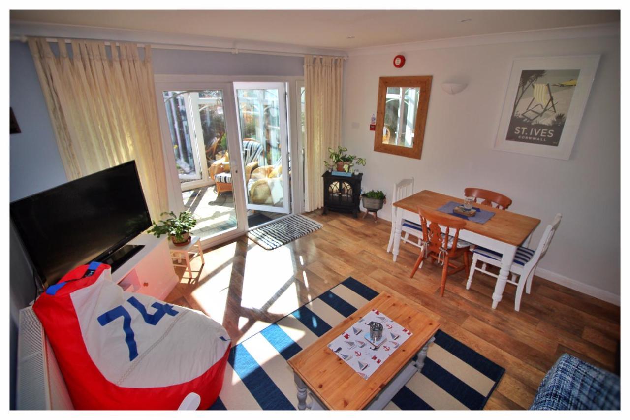Апартаменты Self Contained Flat With Private Garden & Parking Сэнддаун Экстерьер фото