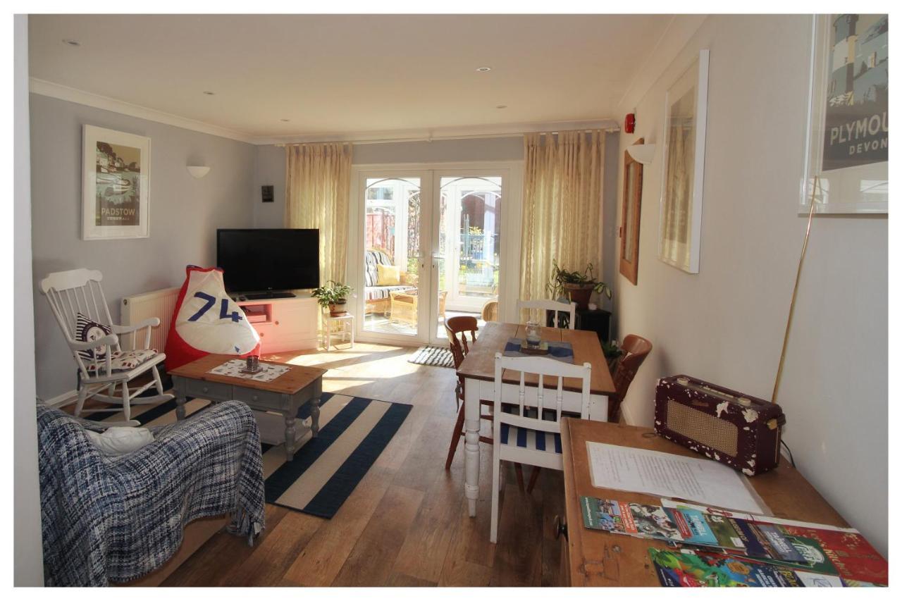 Апартаменты Self Contained Flat With Private Garden & Parking Сэнддаун Экстерьер фото
